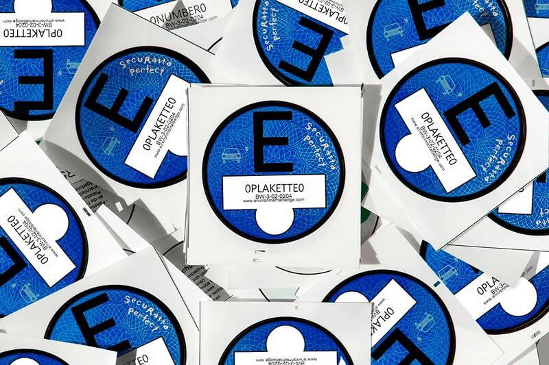 Collage de l’E-Plakette pour l’Allemagne